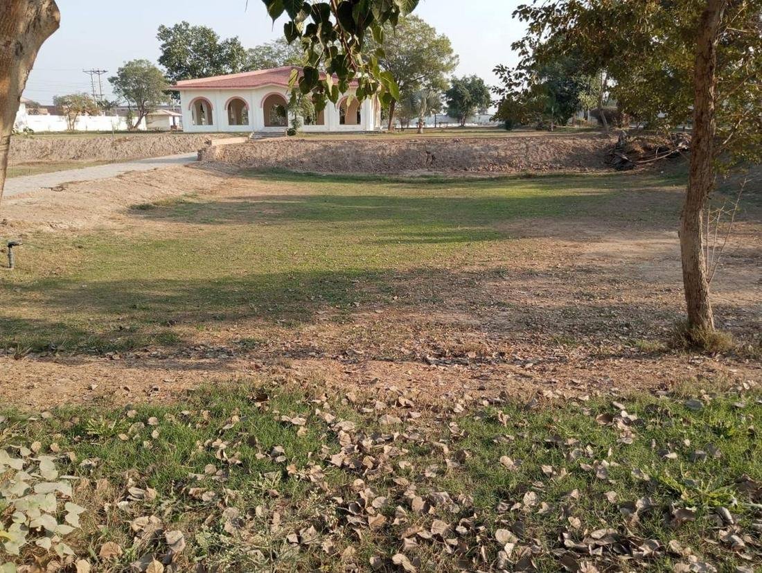 Grounds at Qabaristan Bahishtay Zahra